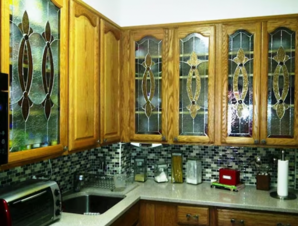 Kabinet Dapur dengan Pintu Kaca Berwarna